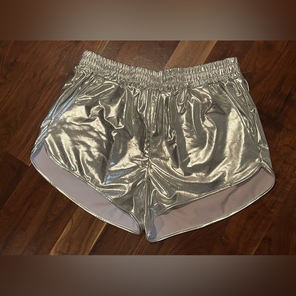 Silver Pesion shorts 2XL plus size metallic glam - Picture 3 of 3